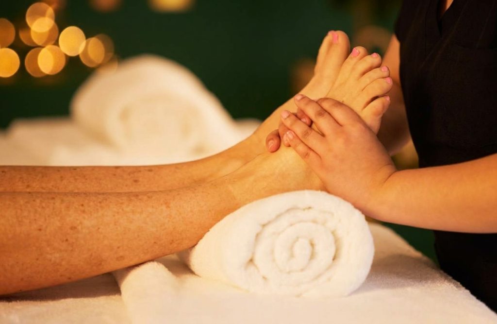 Tratamiento de pedicura e higienización de pies en Sofistiqué Beauty & Wellness en Mataró.